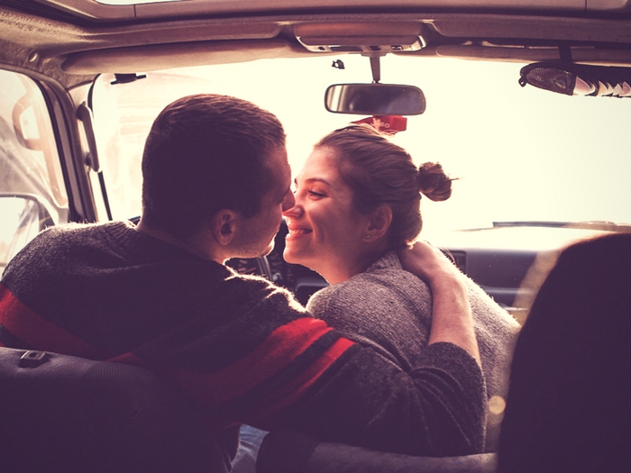 formas de mejorar la relación de pareja besar más